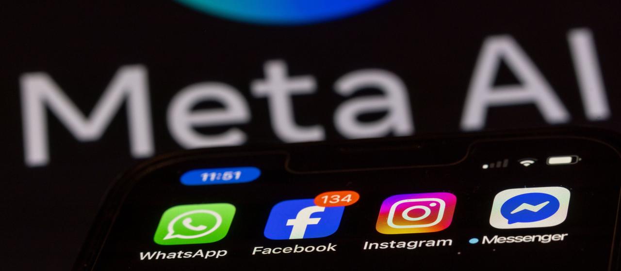 Ein Smartphone mit App-Logos von Meta.