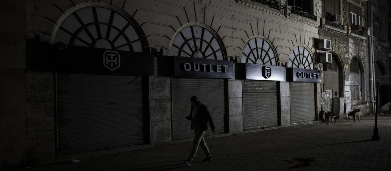 Geschlossenes Geschäft in einer dunklen Straße in Kairo