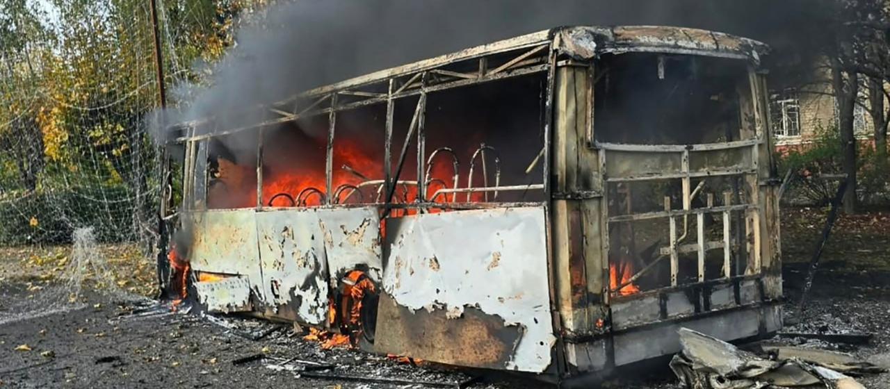 Ein brennender Bus im ukrainischen Kramatorsk.