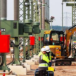 Monteure arbeiten auf der Baustelle für den SüdOstLink im Umspannwerk Wolmirstedt