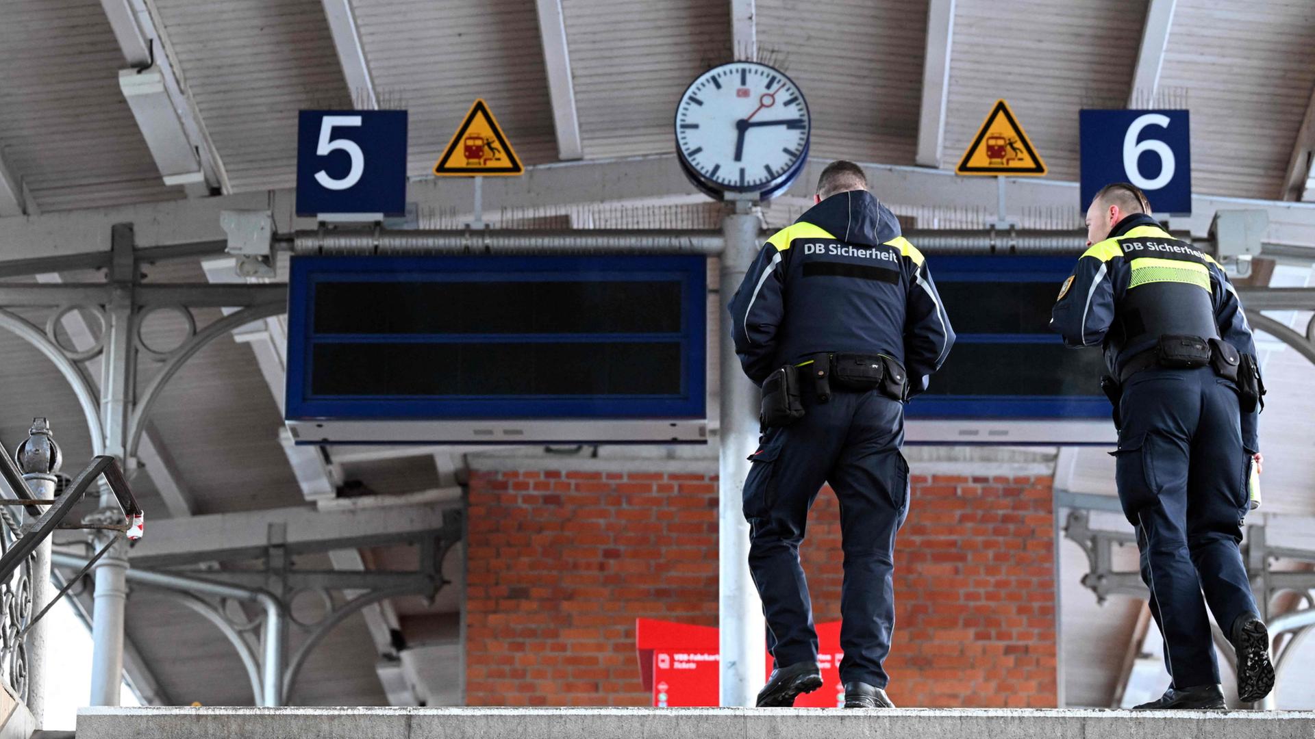 Sicherheitspersonal der Deutschen Bahn geht am stillgelegten S-Bahnhof Wannsee im Südwesten Berlins vorbei. | AFP