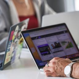 Teilnehmer eines Meetings im Start-up-Hub «STARTPLATZ» an ihren Laptops.