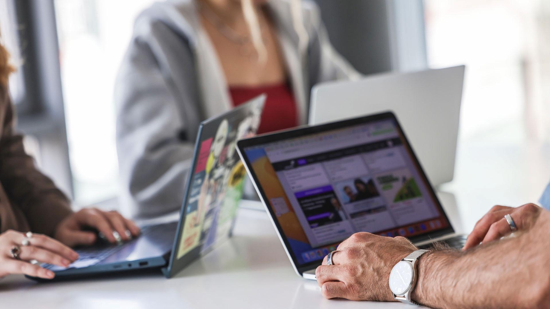 Teilnehmer eines Meetings im Start-up-Hub «STARTPLATZ» an ihren Laptops. | picture alliance/dpa