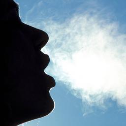 Sichtbarer Atem einer Frau bei Kälte