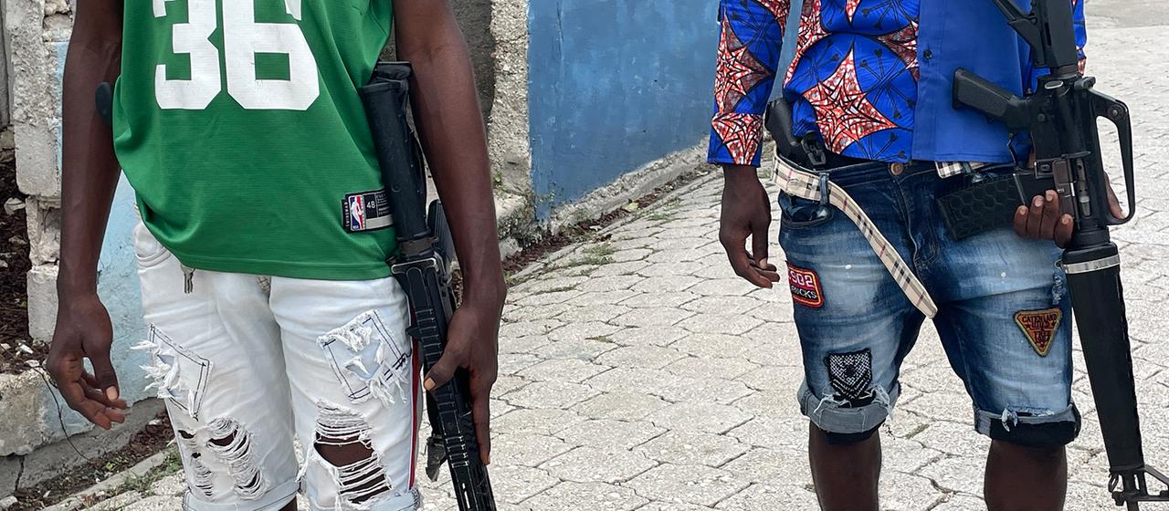 Zwei haitianische Bandenmitglieder halten Sturmgewehre in ihren Händen.