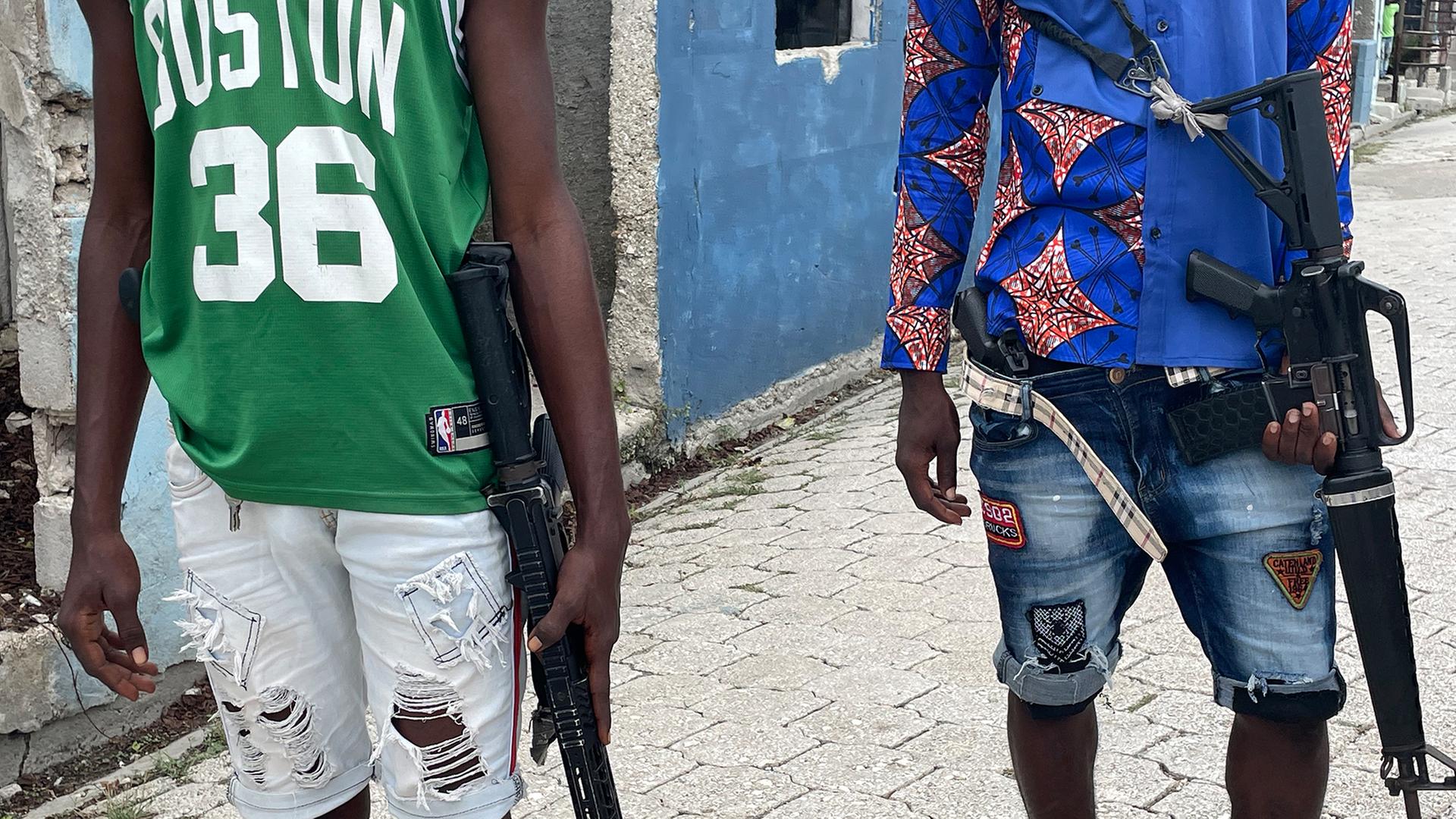Zwei haitianische Bandenmitglieder halten Sturmgewehre in ihren Händen. | ARD Mexiko-Stadt