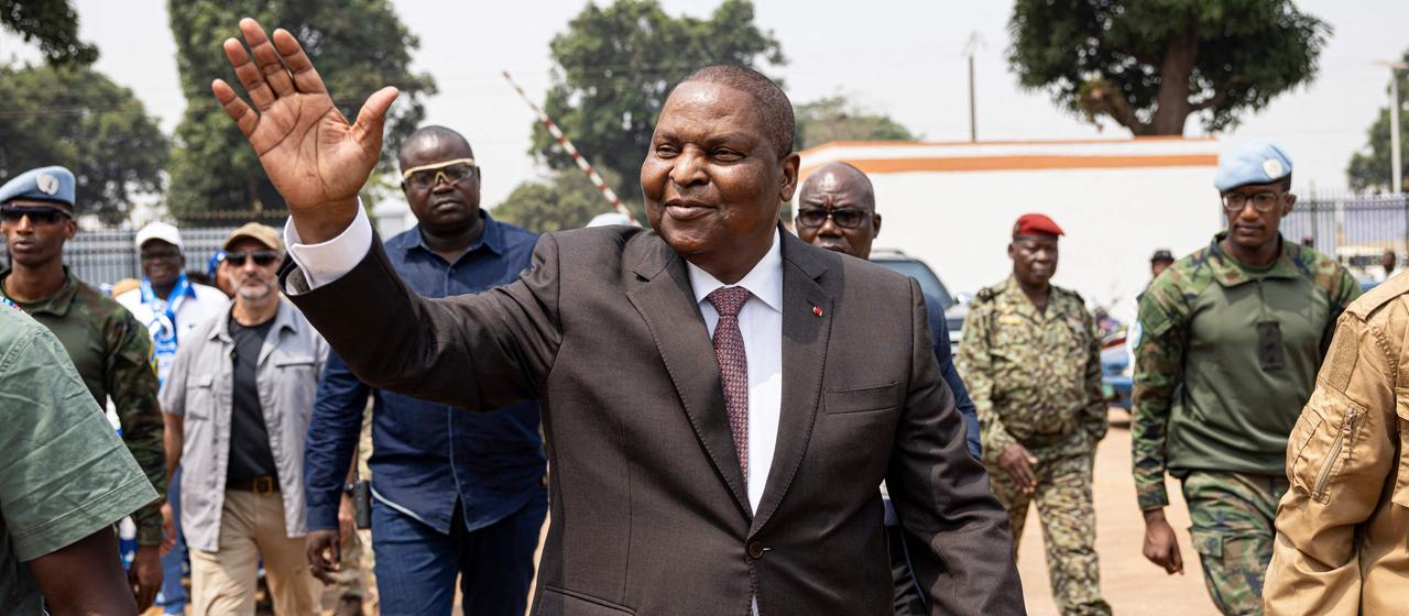 Der Präsident der Zentralafrikanischen Republik, Faustin Archange Touadera, begrüßt Anhänger während des Afrikanischen Tages der Schulverpflegung in Bangui (Archiv)
