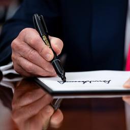 Donald Trump unterzeichnet eine präsidiale Anordnung.