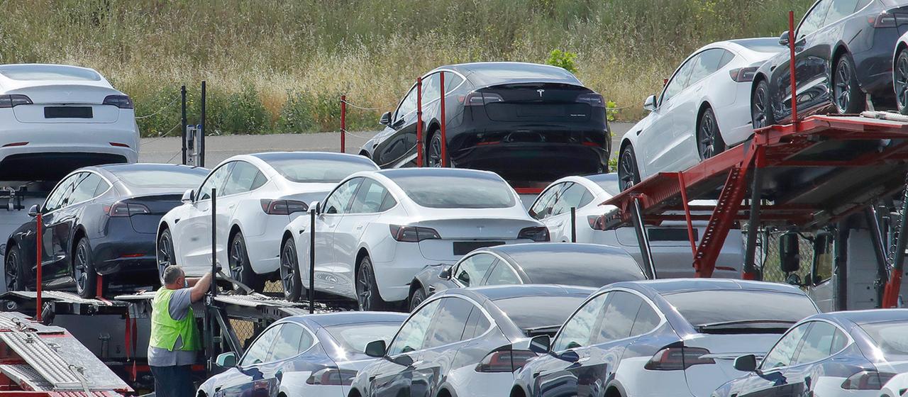 Tesla Fahrzeuge werden zum Transport verladen.