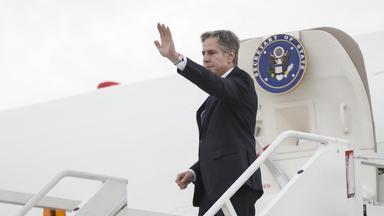 Antony Blinken winkt beim Besteigen seines Dienstflugzeugs.