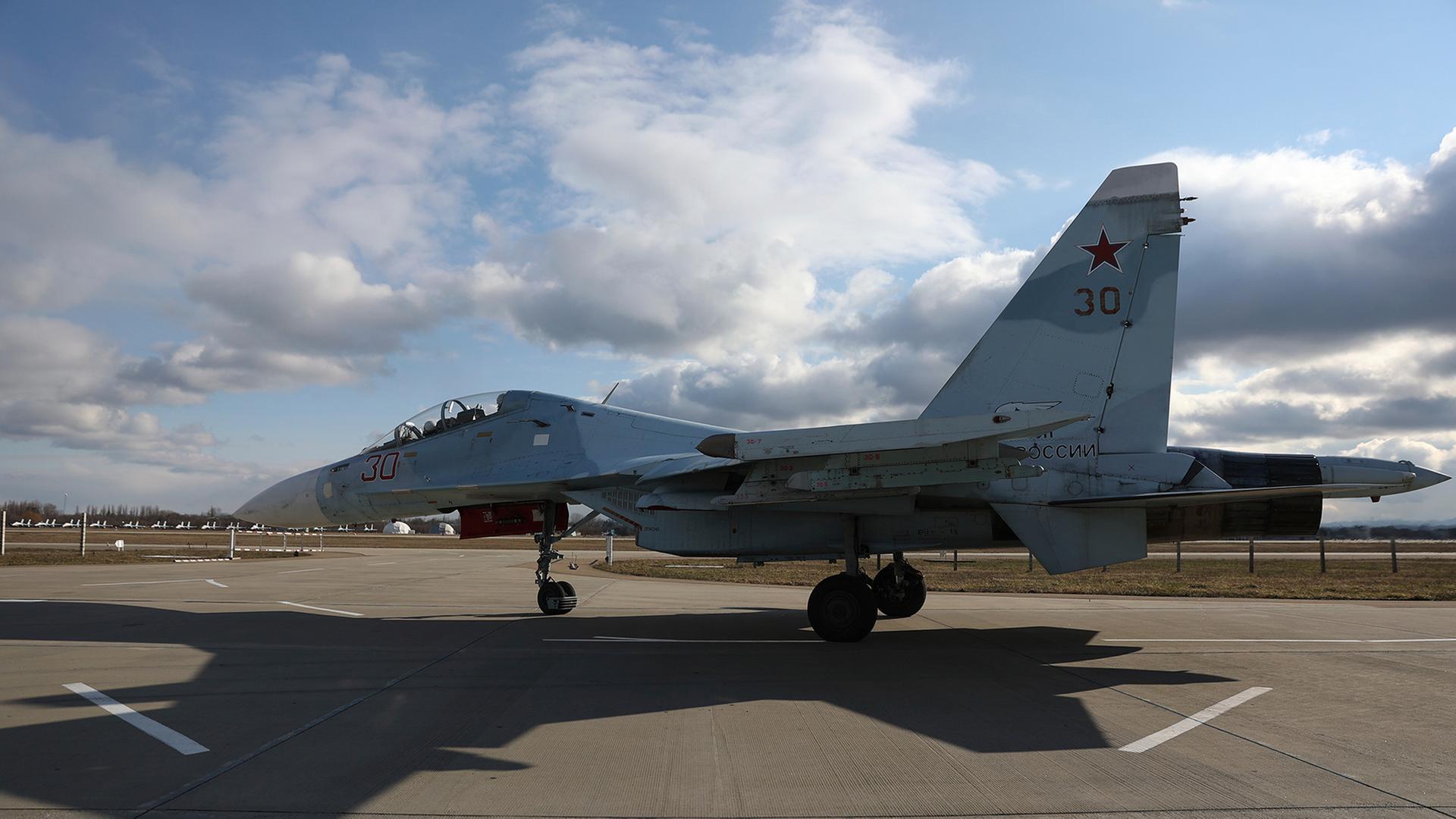 Ein russisches SU-30-Kampfflugzeug | picture alliance / ASSOCIATED PR