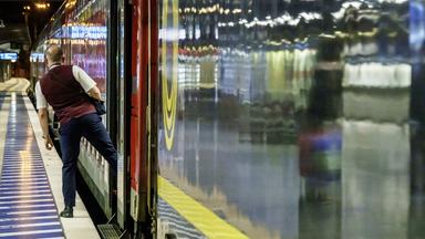 Ein Zugbegleiter blickt in Frankfurt kurz vor Abfahrt zum Lokführer. 