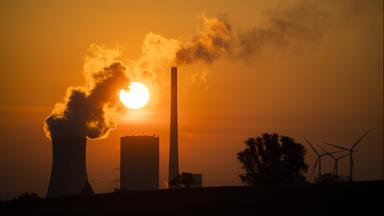 Kraftwerk in Niedersachsen im Sonnenlicht