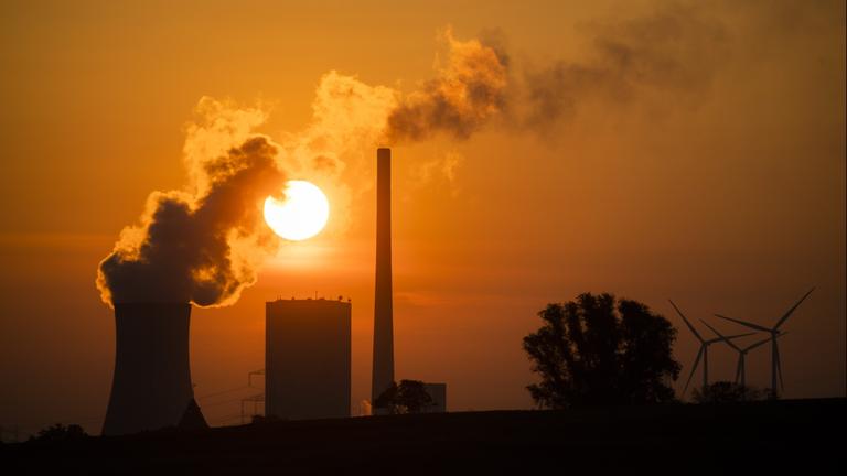 Kraftwerk in Niedersachsen im Sonnenlicht