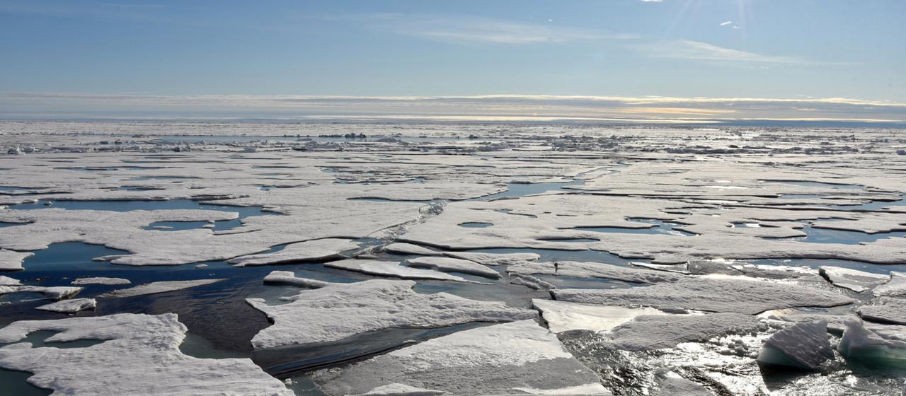 Nordpol: Auf dem Arktischen Ozean am Nordpol schwimmen Eisplatten.