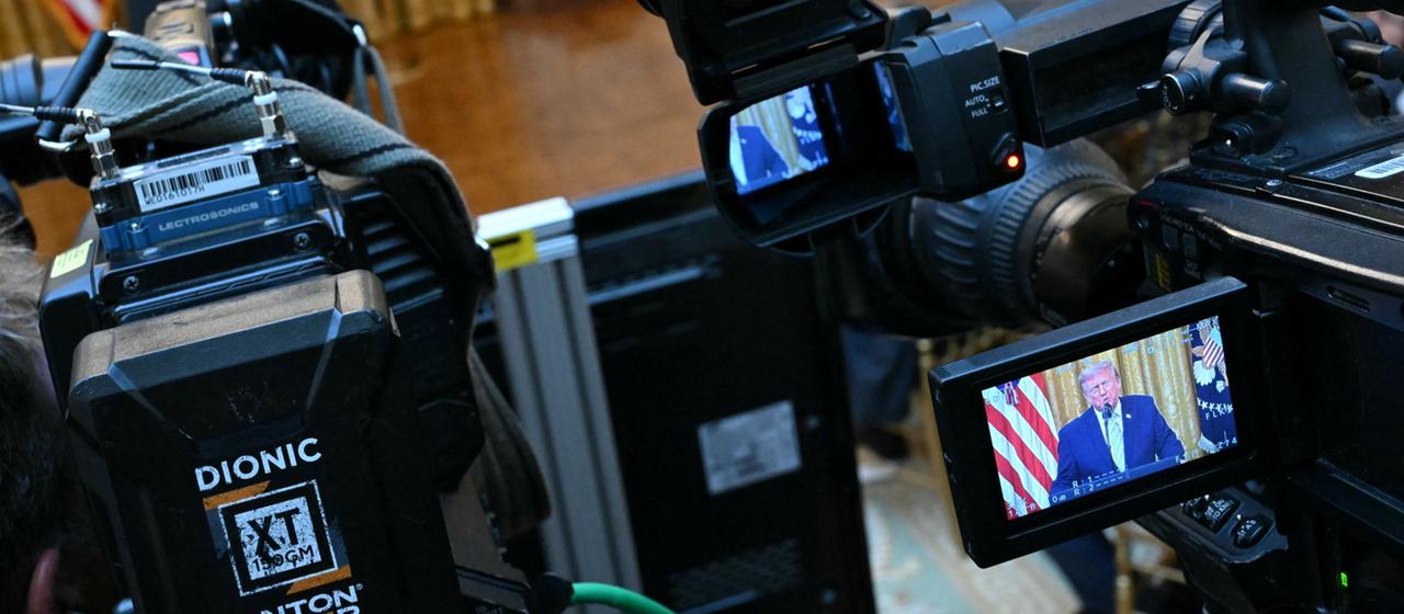 US-Präsident Trump ist auf dem Bildschirm einer Kamera im Weißen Haus zu sehen