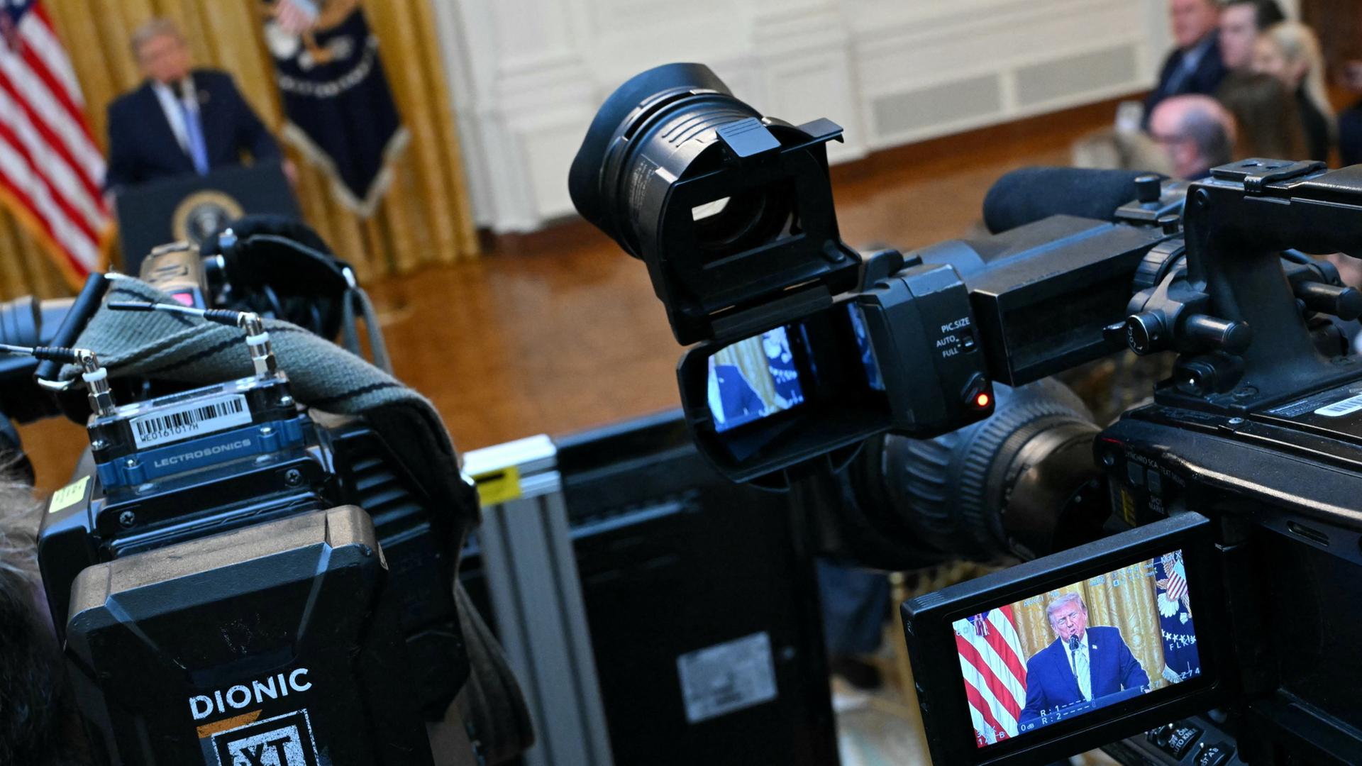 US-Präsident Trump ist auf dem Bildschirm einer Kamera im Weißen Haus zu sehen | via REUTERS