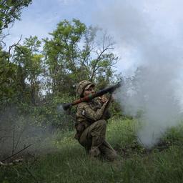 Ein ukrainischer Soldat der 28. Brigade feuert eine Panzerabwehrhandwaffe des Typs "RPG-9" auf russische Stellungen an der Frontlinie in der Region Donezk.