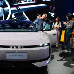 Besucher betrachten einen Audi E5 Sportback während einer Automesse in Shanghai, China.