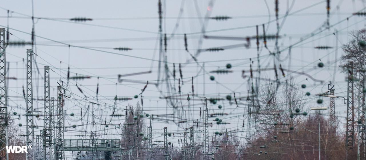 Großer Gleisbereich mit einem in der Ferne stehenden Zug