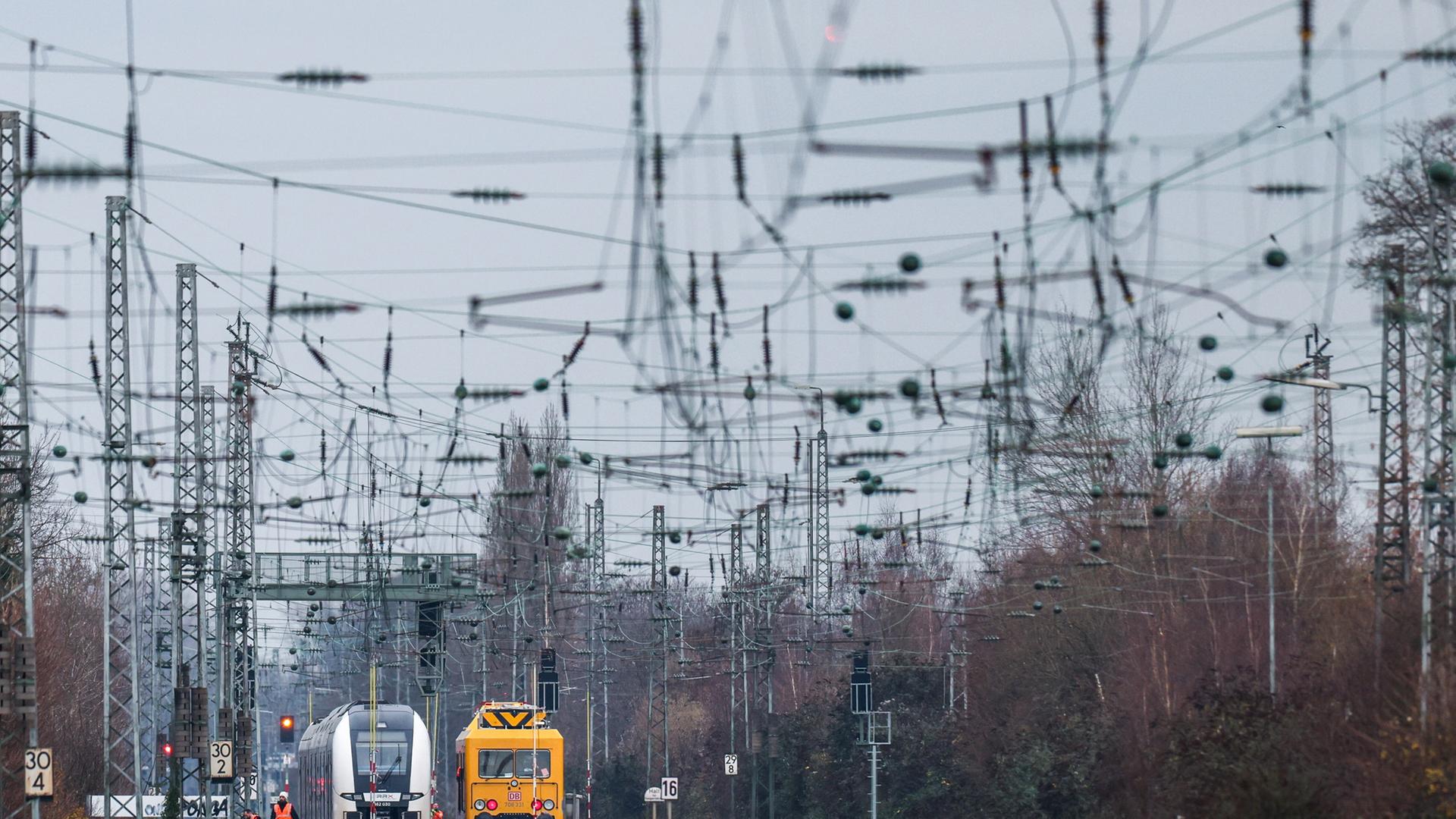 Großer Gleisbereich mit einem in der Ferne stehenden Zug | picture alliance / dpa
