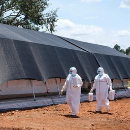 Ärzte in Schutzanzügen betreten den Ebola-Isolationsbereich des Mubende Regional Referral Hospital in Mubende (Uganda).