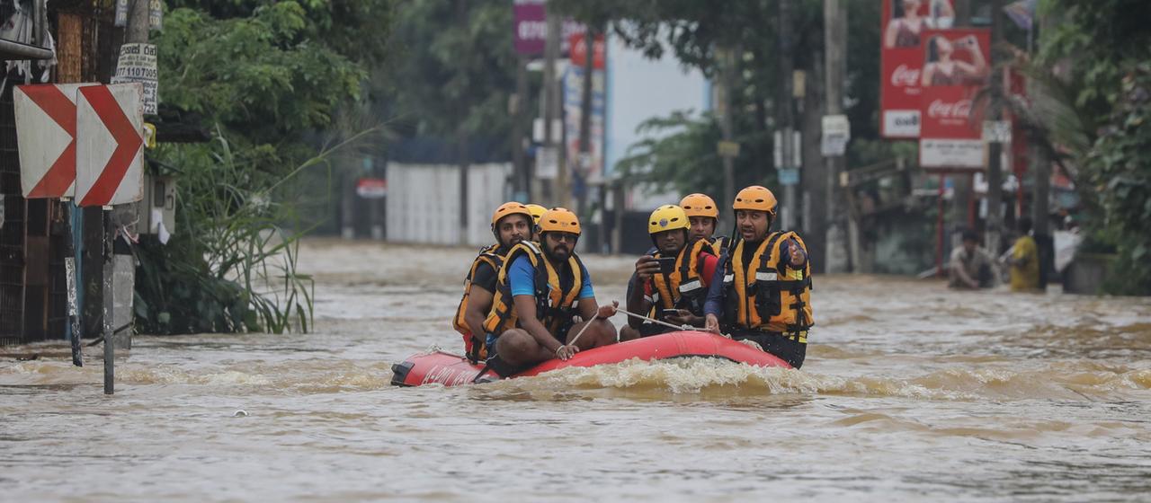 Rettungskräfte fahren auf überfluteten Straßen in einem Schlauchboot durch einen Vorort von Colombo, Sri Lanka