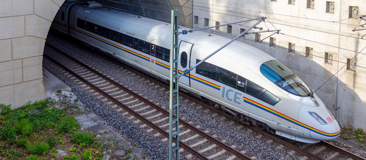 Ein ICE-Hochgeschwindigkeitszug der Deutschen Bahn.