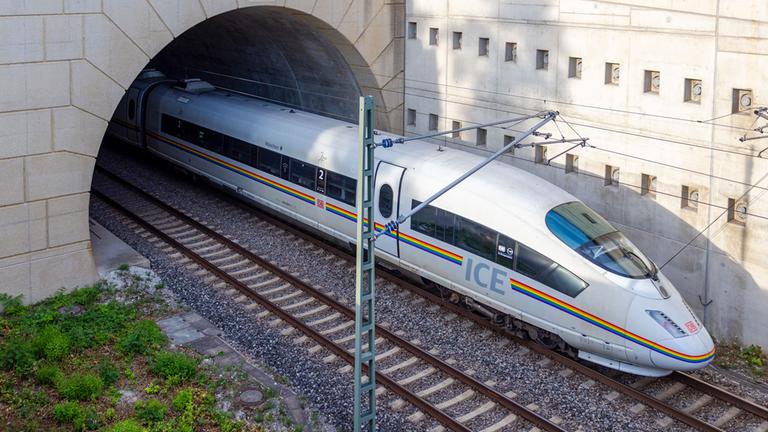 Ein ICE-Hochgeschwindigkeitszug der Deutschen Bahn.