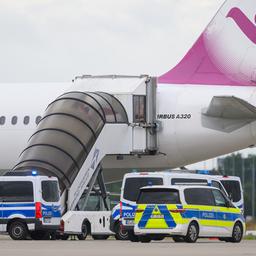 Polizeifahrzeug fahren auf dem Flughafen Leipzig/Halle an einem Airbus vor.  Am Airport stand am Morgen des 22.07.2025 eine Maschine mit dem Ziel Bagdad bereit. (Quelle: dpa-Bildfunk/Hendrik Schmidt)