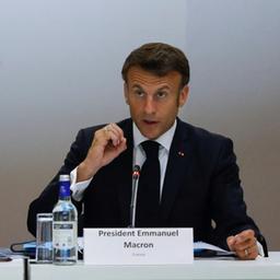 John Kerry (links) und Emmanuel Macron beim Klimaschutzgipfel in Paris