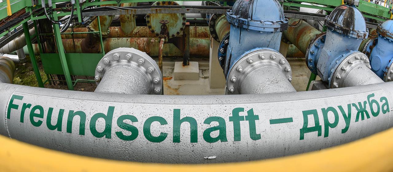 "Freundschaft - Druschba" steht auf dem Gelände der PCK-Raffinerie in Schwedt (Brandenburg) auf einer Erdölleitung aus Russland.