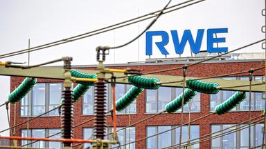 RWE-Logo auf dem Gebäuder der Konzernzentrale in Essen.