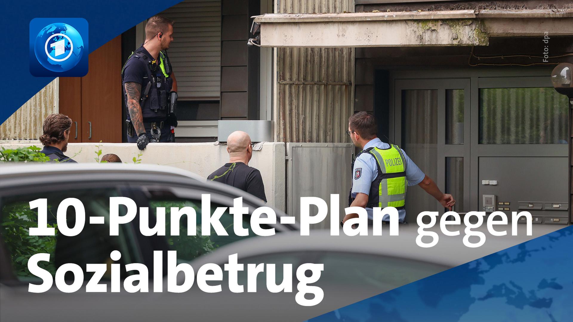 Polizisten stehen vor einem Hauseingang. | dpa/ARD-aktuell