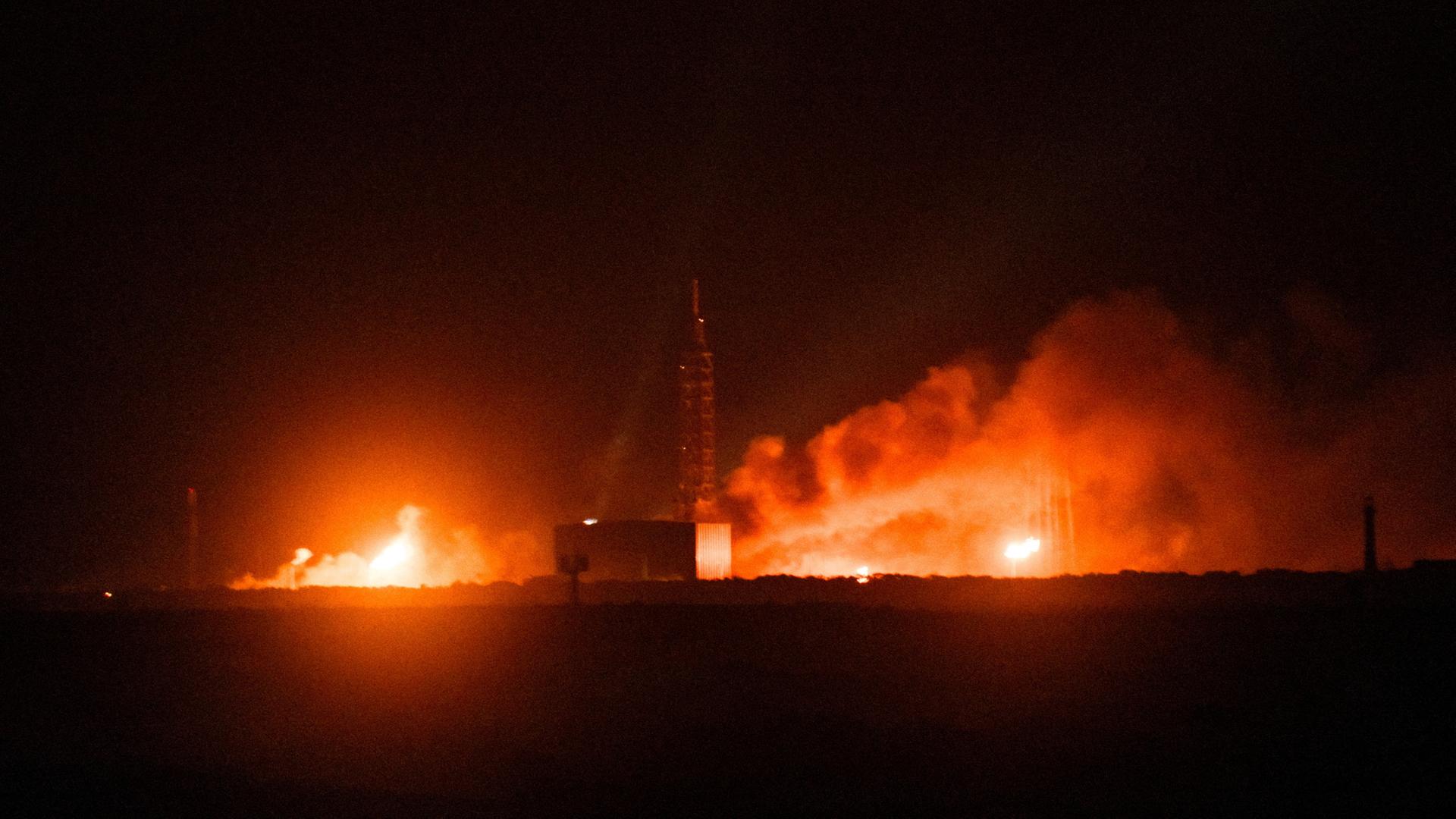Feuer und Rauch steigen von der Startrampe der 