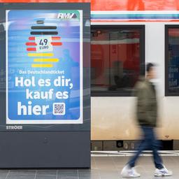 Werbung für das Deutschlandticket ist am Hauptbahnhof in Frankfurt am Main zu sehen.