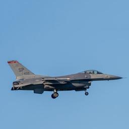Ein Kampfflugzeug vom Typ F-16 Fighting Falcon