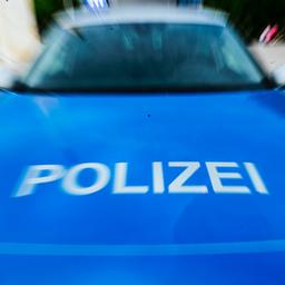 Ein Einsatzfahrzeug der Polizei frontal in Unschärfe.