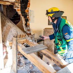 Ein Baum hat eine Hauswand durchschlagen