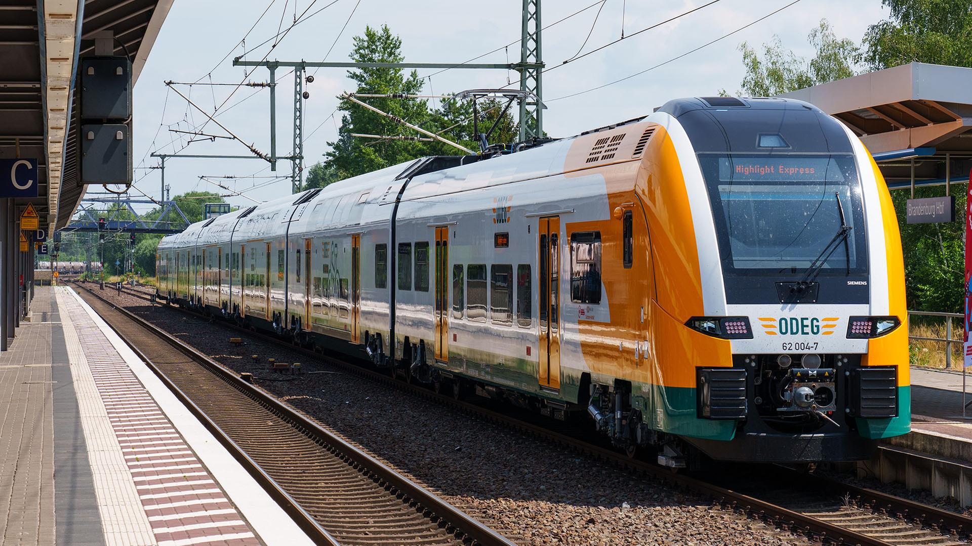 Zug der Ostdeutschen Eisenbahn GmbH (Odeg), Linie RE1, in einem Bahnhof (Quelle: dpa/Stache) | dpa/Stache