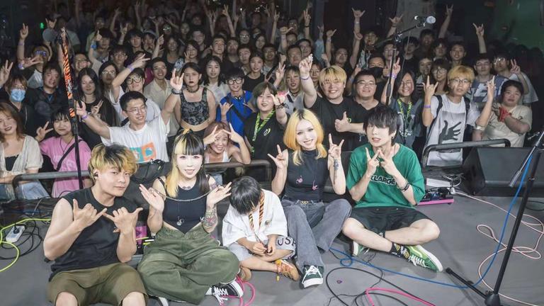 Die Band Mamahuhu bei einem Konzert im Shanghaier Yuyintang, China 