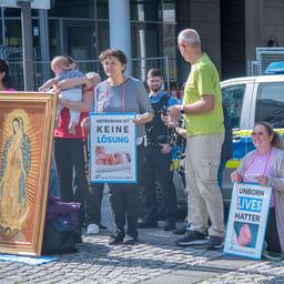 Mit Plakaten mit der Aufschrift "Abteibung ist keine Lösung" und "Unborn lives matter" demonstrieren und beten und singen Abtreibungsgegner vor einer Beratungsstelle von Pro Familia.