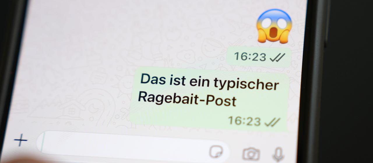 Auf einem Smartphone steht: "Das ist ein typischer Ragebait-Post"