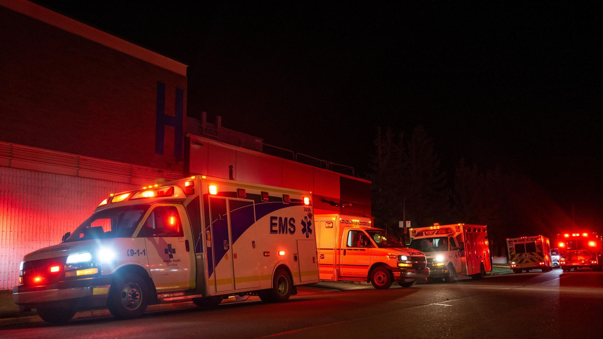 EinsatzkrÃ¤fte sind am Wainwright Health Centre in der kanadischen Provinz Alberta zu sehen | John Ulan/The Canadian Press via