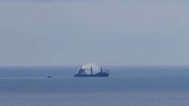 Ein Schiff in der Nähe des Schwarzmeerhafens Odessa in der Ukraine in Flammen.