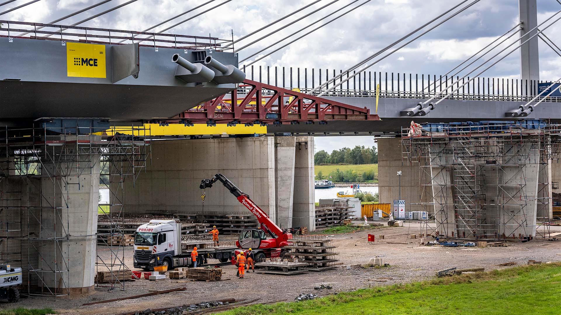 Neubau einer Autobahnbrücke über den Rhein. | picture alliance / Jochen Tack