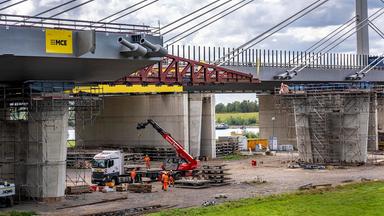 Neubau einer Autobahnbrücke über den Rhein.