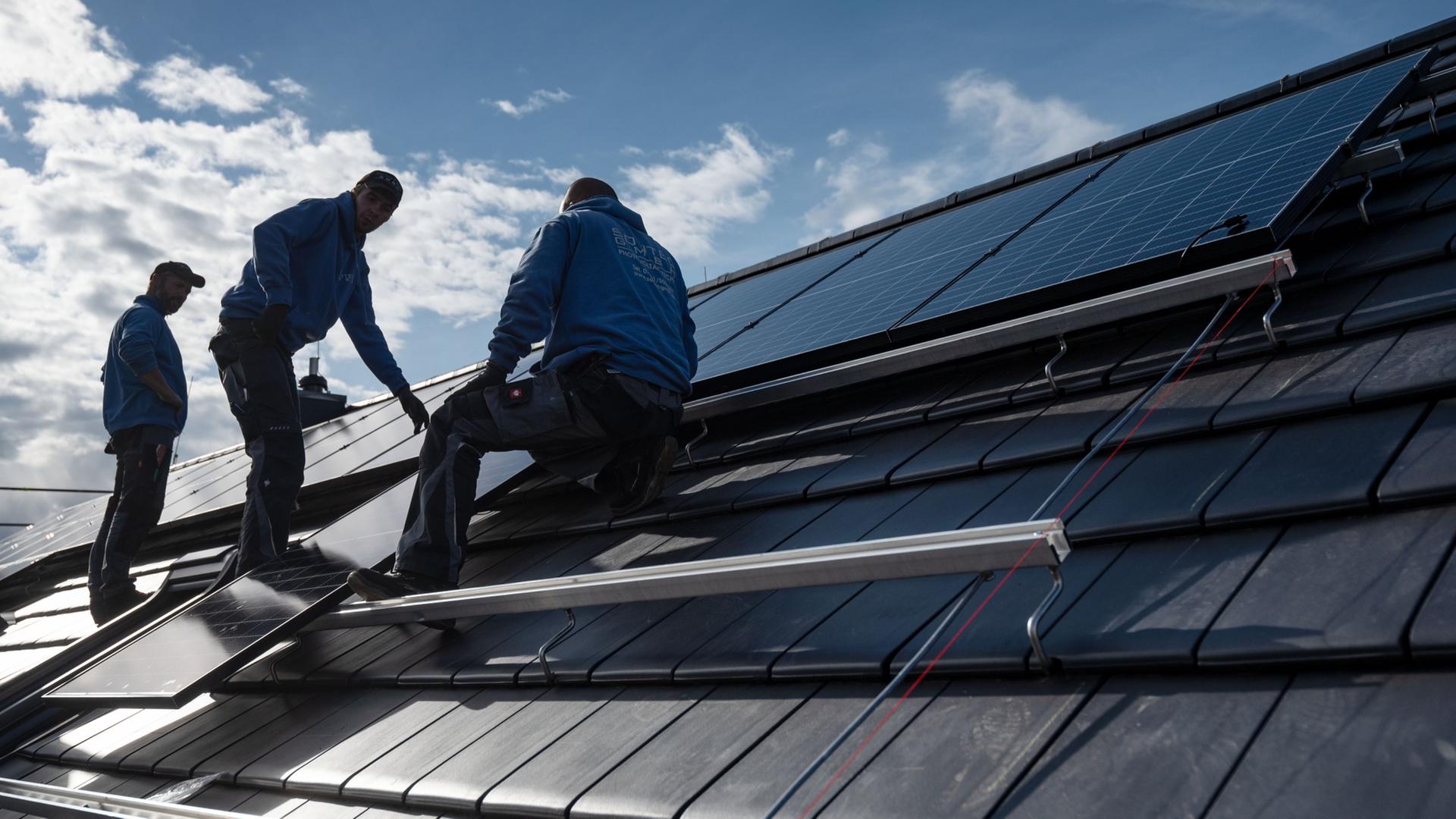 Private Photovoltaikanlage auf einem Hausdach | dpa