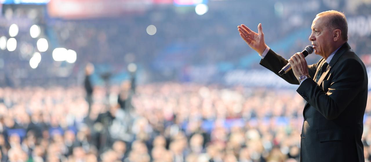 Recep Tayyip Erdoğan während einer Rede vor AKP-Anhängern in Ankara (Foto vom 23. Februar 2025)