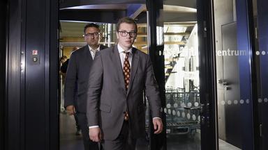 AfD-Politiker Daniel Halemba (v) verlässt mit seinem Rechtsanwalt Dubravko Mandic das Gerichtsgebäude am Würzburger Landgericht.